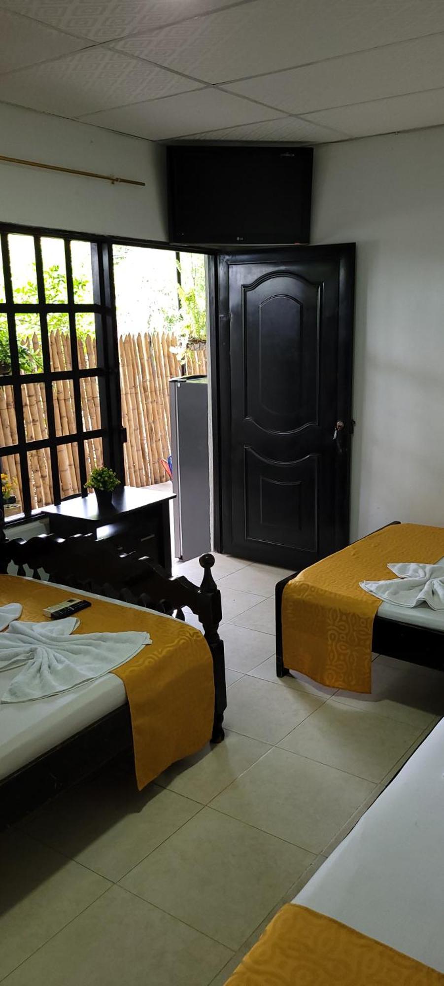 Hostal Villa Del Rio Las Brisas Villavieja Extérieur photo
